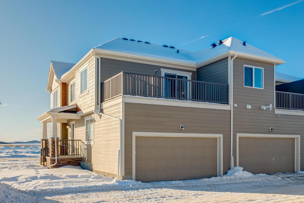 New Home With Ac, Patio And Netflix YYC Exterior foto